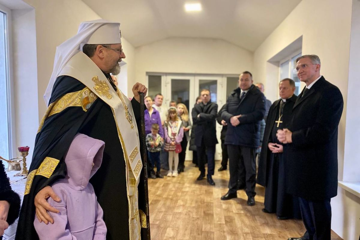 У Брюховичах Глава УГКЦ освятив перший будинок для переселенців