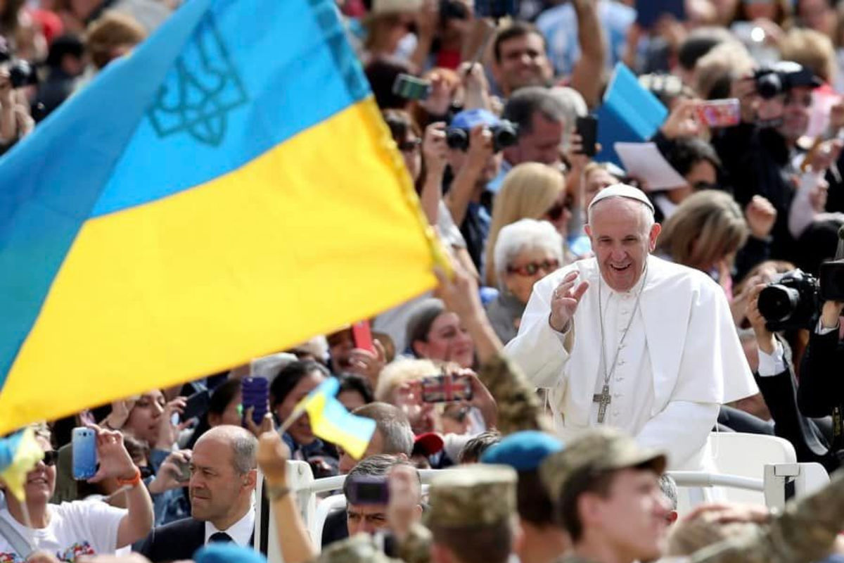 Папа римский украина белый флаг. Папа Римский Украина. Папа Римский с флагом Украины. Франциск и флаг Украины.