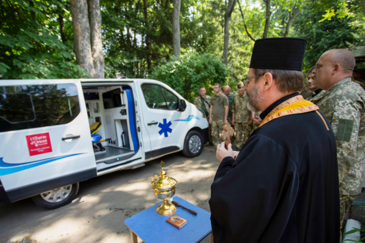 «Церква молиться і рятує життя»: Глава УГКЦ передав військовим медикам ще один реанімобіль