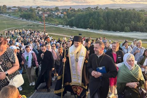 «На хресті Бог повірив у кожного з нас», — владика Венедикт Алексійчук на нічних чуваннях у Старуні