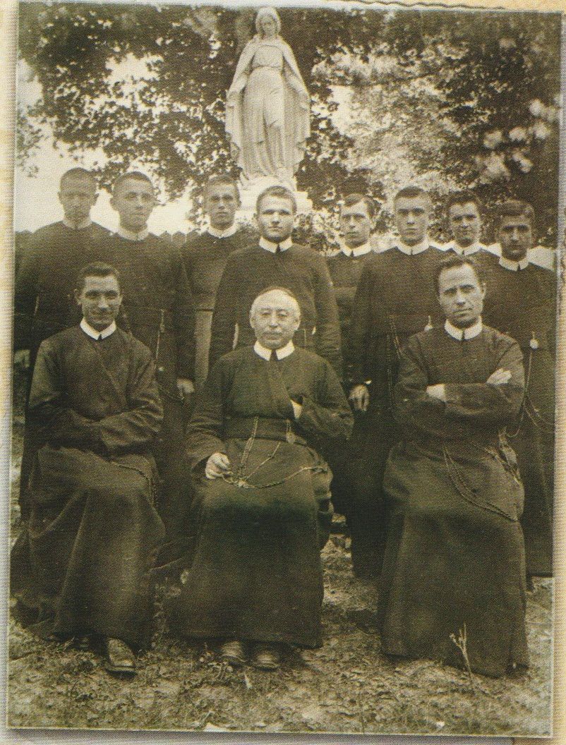 Збоїска, вересень 1923. Віце-протоігумен о. Йосиф Схрейверс з форматорами та новиками. Сидять: о. Річард Костенобль, о. Йосиф Схрейверс, о. Миколай Чарнецький. Джерело: Фотоальбом бл. Миколая Чарнецького «Шлях до святості». Львів: Видавництво «Скриня», 2014.