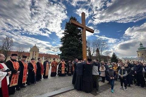 Єпископи Сокальсько-Жовківської єпархії очолили Хресні дороги у Буську та Жовкві