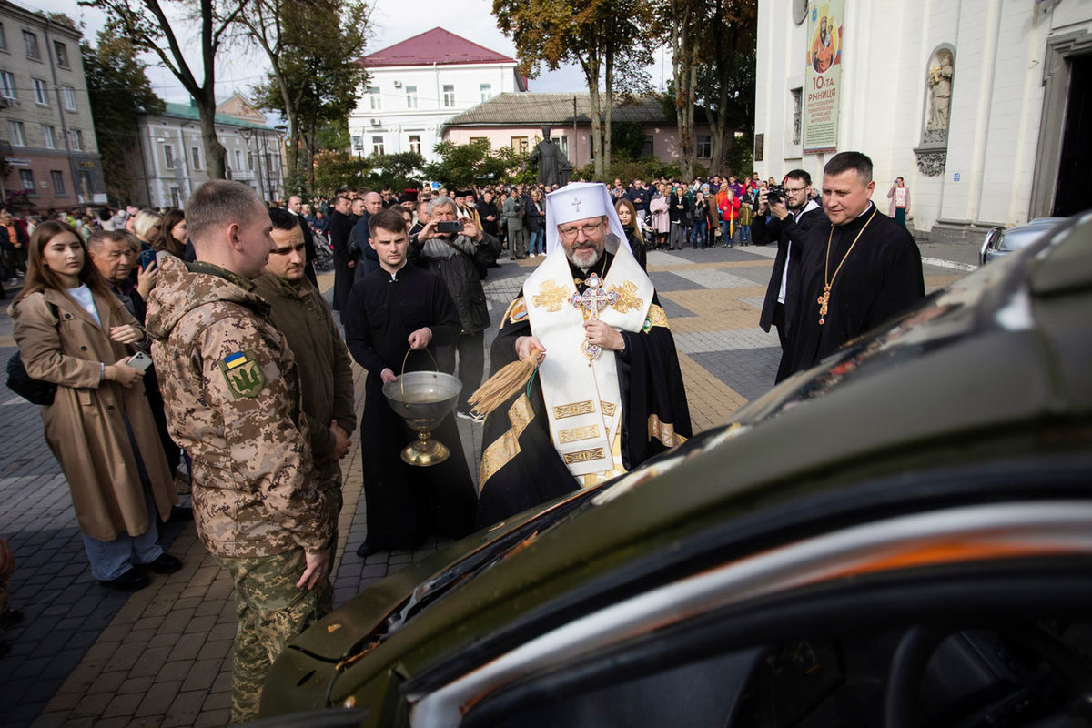 Глава УГКЦ у Тернополі освятив п’ять автомобілів для ЗСУ і зустрівся з внутрішньо переселеними особами