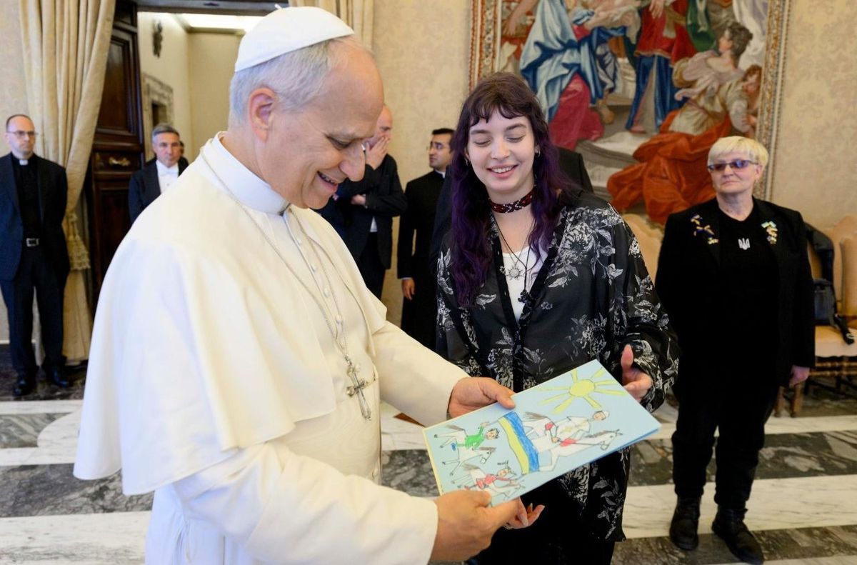 Марта дарує Папі малюнки українських дітей. Фото: Vatican Media.