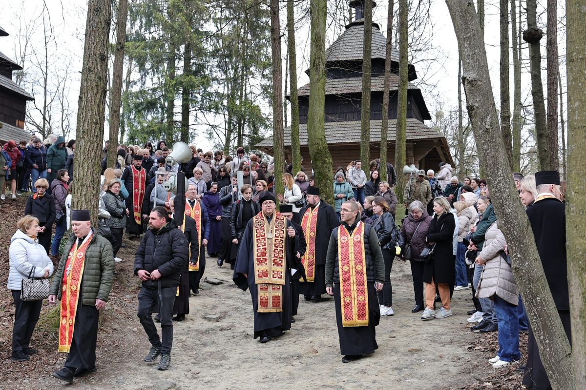Єпископ Володимир Груца помолився Хресну дорогу з медичними працівниками