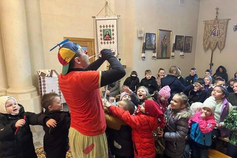 «Йду до дітей разом з Церквою»: італійський клоун вчергове відвідав дітей прифронтової Слобожанщини