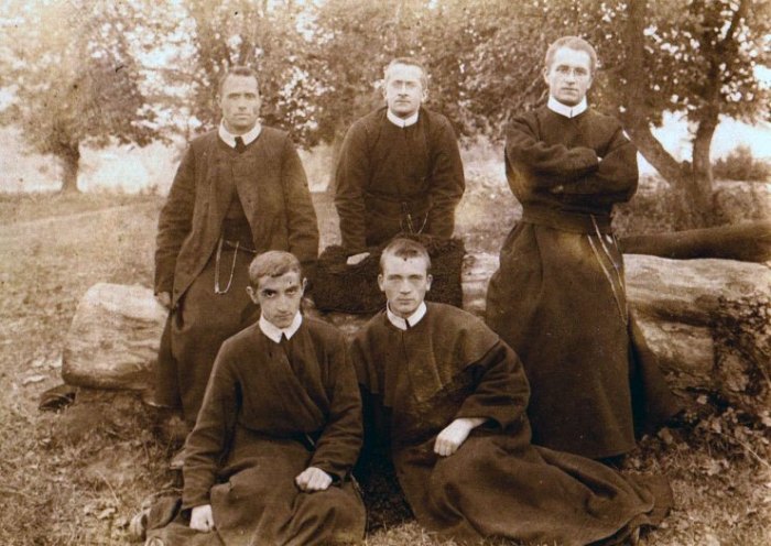 Отець Миколай Чарнецький (на задньому плані крайній зліва) під час новіціату