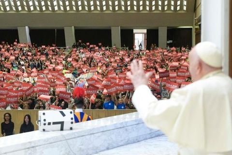 «Подумайте про українських дітей, які розучилися усміхатися…» — Папа Франциск до учнів італійських шкіл