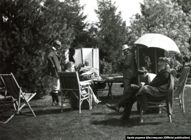 Казимир (майбутній архимандрит Климентій) малює портрет матері Софії Шептицької. 1903 рік. Фото з колекції «Archiwum Szeptyckich»