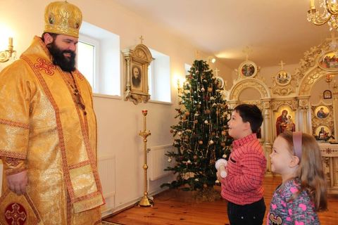 Владика Петро Лоза відвідав дитячі будинки сімейного типу у Цеблові та Потеличі