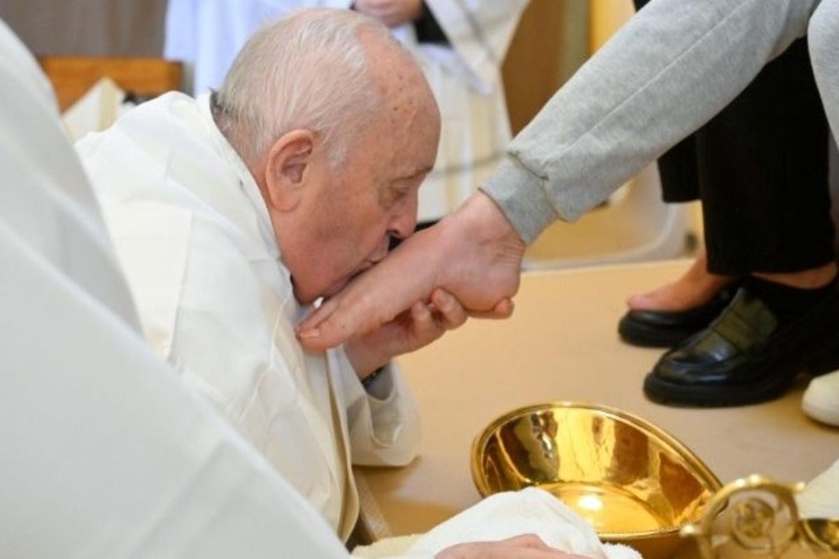 Папа Франциск вмив ноги 12 ув’язненим жінкам
