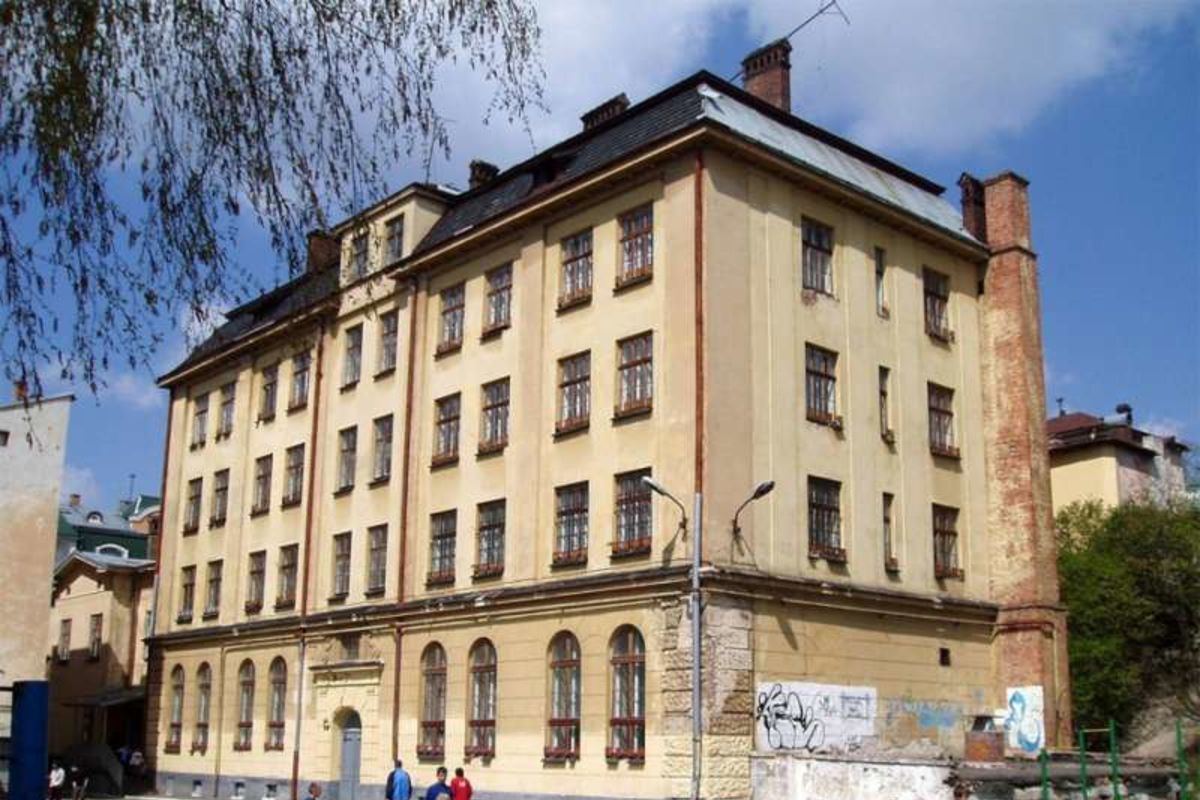Мерія Львова безоплатно передає Центру опіки сиріт приміщення колишньої школи-інтернату